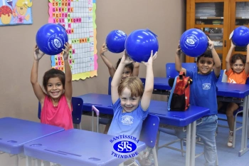 Entrega de presentes aos alunos marca aniversário do Colégio