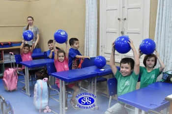 Entrega de presentes aos alunos marca aniversário do Colégio