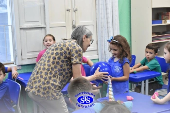 Entrega de presentes aos alunos marca aniversário do Colégio