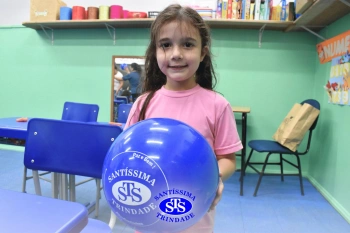 Entrega de presentes aos alunos marca aniversário do Colégio