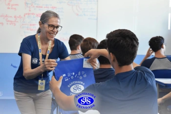 Entrega de presentes aos alunos marca aniversário do Colégio