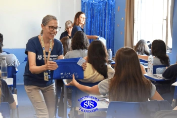 Entrega de presentes aos alunos marca aniversário do Colégio