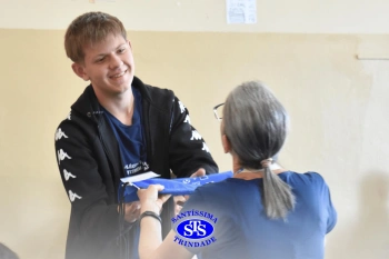 Entrega de presentes aos alunos marca aniversário do Colégio