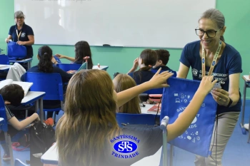 Entrega de presentes aos alunos marca aniversário do Colégio