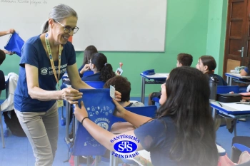 Entrega de presentes aos alunos marca aniversário do Colégio