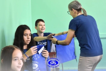 Entrega de presentes aos alunos marca aniversário do Colégio