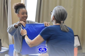 Entrega de presentes aos alunos marca aniversário do Colégio