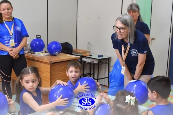 Entrega de presentes aos alunos marca aniversário do Colégio