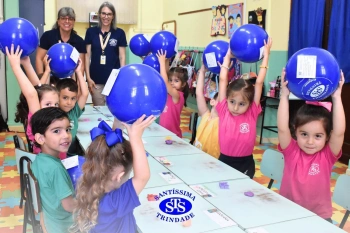 Entrega de presentes aos alunos marca aniversário do Colégio