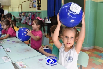 Entrega de presentes aos alunos marca aniversário do Colégio