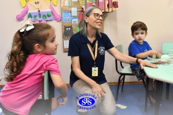 Entrega de presentes aos alunos marca aniversário do Colégio