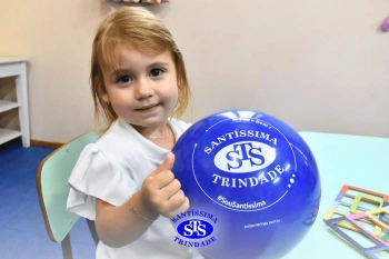 Entrega de presentes aos alunos marca aniversário do Colégio