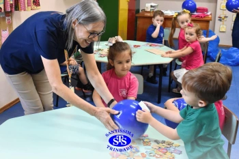 Entrega de presentes aos alunos marca aniversário do Colégio