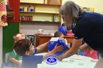 Entrega de presentes aos alunos marca aniversário do Colégio