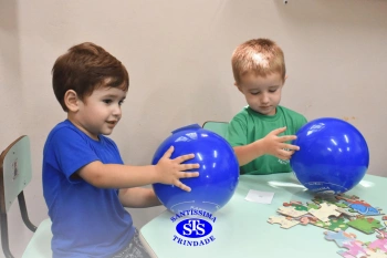 Entrega de presentes aos alunos marca aniversário do Colégio