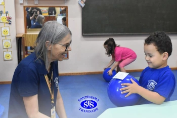 Entrega de presentes aos alunos marca aniversário do Colégio