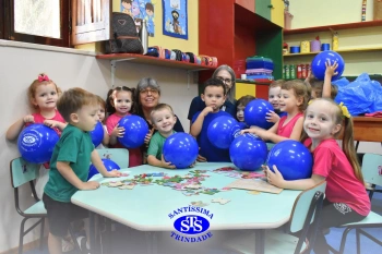 Entrega de presentes aos alunos marca aniversário do Colégio