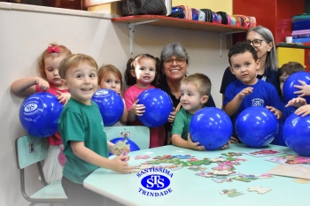 Entrega de presentes aos alunos marca aniversário do Colégio