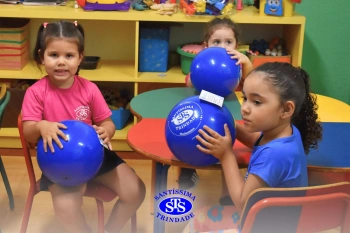 Entrega de presentes aos alunos marca aniversário do Colégio