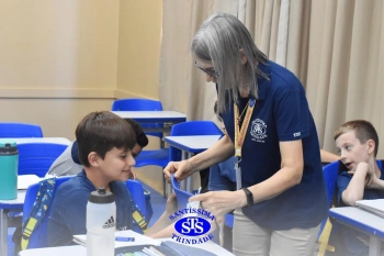 Entrega de presentes aos alunos marca aniversário do Colégio