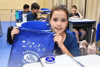 Entrega de presentes aos alunos marca aniversário do Colégio