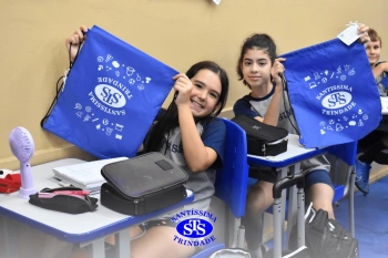 Entrega de presentes aos alunos marca aniversário do Colégio