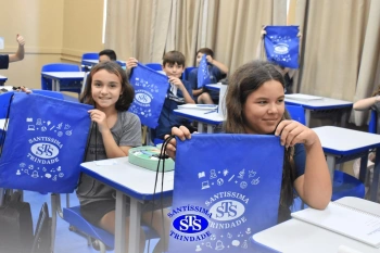 Entrega de presentes aos alunos marca aniversário do Colégio