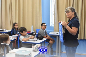 Entrega de presentes aos alunos marca aniversário do Colégio