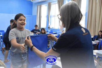 Entrega de presentes aos alunos marca aniversário do Colégio