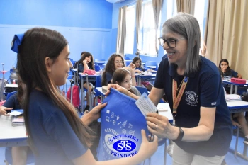 Entrega de presentes aos alunos marca aniversário do Colégio