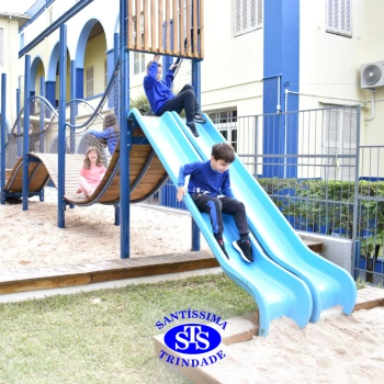 Crianças brincam nas novas Praças Infantis