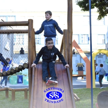 Crianças brincam nas novas Praças Infantis