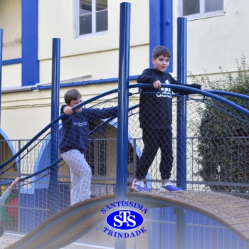 Crianças brincam nas novas Praças Infantis