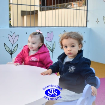 Crianças brincam nas novas Praças Infantis
