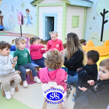 Crianças brincam nas novas Praças Infantis