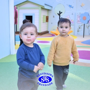 Crianças brincam nas novas Praças Infantis
