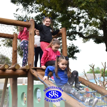 Crianças brincam nas novas Praças Infantis