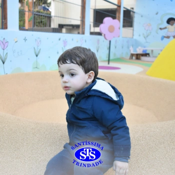 Crianças brincam nas novas Praças Infantis