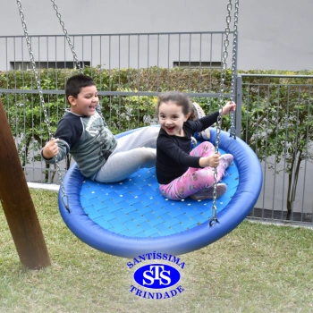 Crianças brincam nas novas Praças Infantis