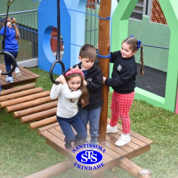 Crianças brincam nas novas Praças Infantis