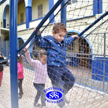 Crianças brincam nas novas Praças Infantis