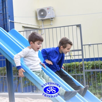 Crianças brincam nas novas Praças Infantis