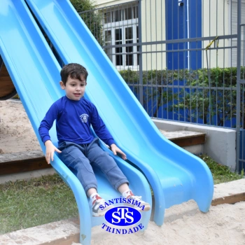 Crianças brincam nas novas Praças Infantis
