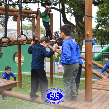 Crianças brincam nas novas Praças Infantis