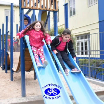 Crianças brincam nas novas Praças Infantis