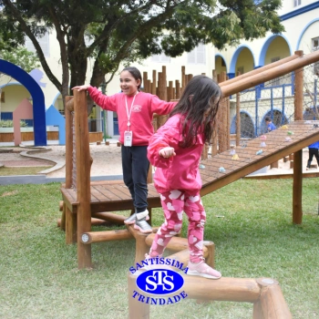 Crianças brincam nas novas Praças Infantis