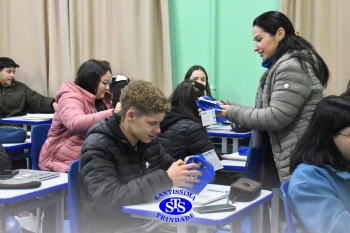 Colégio e APM presenteiam os alunos pelo Dia do Estudante