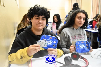 Colégio e APM presenteiam os alunos pelo Dia do Estudante