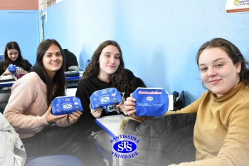 Colégio e APM presenteiam os alunos pelo Dia do Estudante