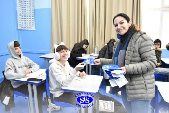 Colégio e APM presenteiam os alunos pelo Dia do Estudante